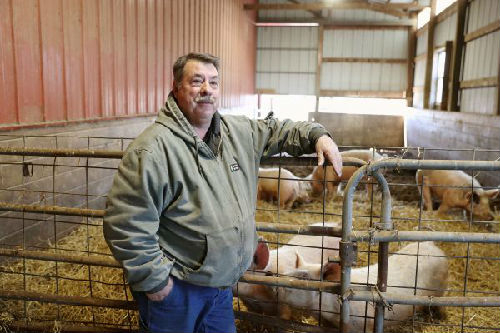 　　4月19日，在美国伊利诺伊州威尔县的沃里克农场，农场主史蒂夫·沃里克接受新华社记者采访。（新华社）