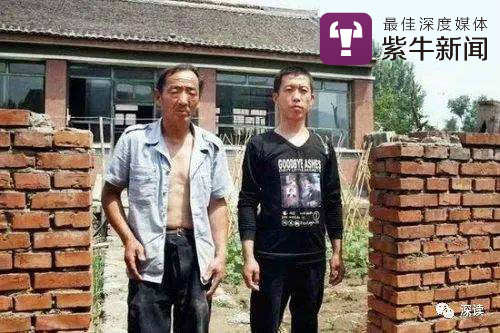 廖海军和父亲廖友在发现血迹的房屋前