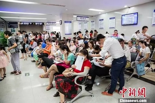 资料图 公安局出入境办证大厅业务火爆 中新社记者 刘梦璇 摄