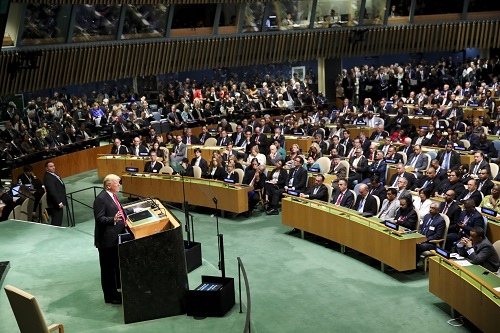 2018年9月25日，在位于纽约的联合国总部，美国总统特朗普（前左）在联合国大会一般性辩论上发表演讲。 新华社记者王迎摄