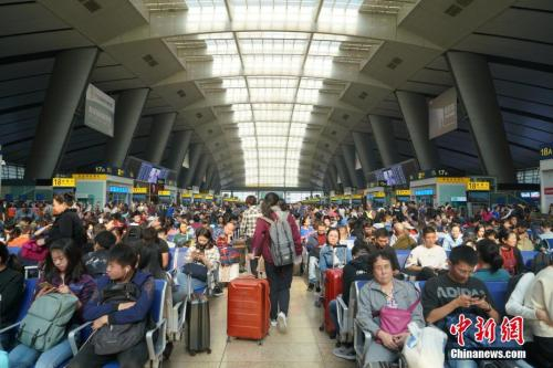 　　10月1日，旅客在北京南站内候车。当天是国庆假期首日，北京南站迎来客流高峰。中新社记者 张兴龙 摄