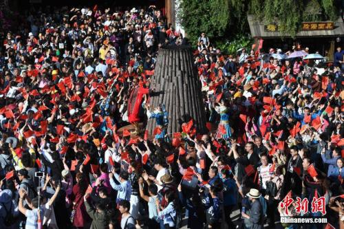 国庆期间，全国各地迎来旅游高峰。杨晨 摄