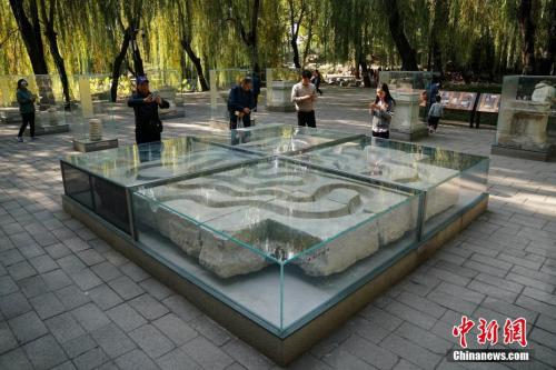 本次展览中的“绮春园清夏斋流杯亭基座和导流石槽”。中新社记者 崔楠 摄
