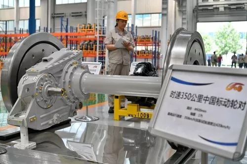 这是6月26日拍摄的太重铁路工业园内新生产的轮对和齿轮箱。新华社记者 曹阳 摄