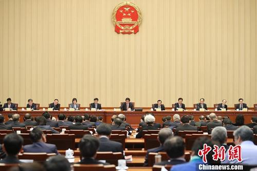 资料图：10月26日，十三届全国人大常委会第六次会议在北京人民大会堂闭幕。中新社记者 盛佳鹏 摄