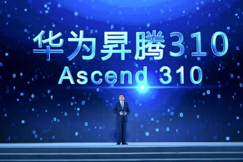  华为技术有限公司代表在介绍华为昇腾310芯片。新华社