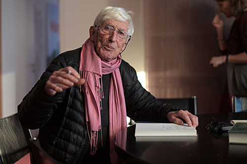 温格尔生前资料照片。（法新社）