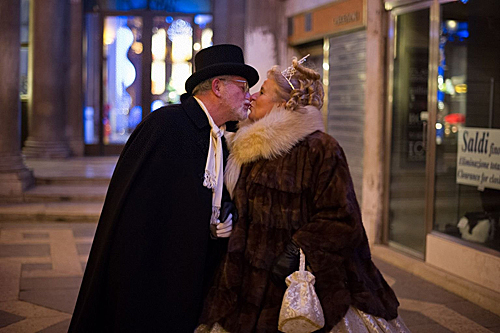 在意大利威尼斯圣马可广场，参加狂欢节的老人彼此亲吻。（新华社/法新）