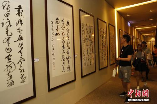 图为一名游客正在参观书画展览。 中新社记者 陈小愿 摄