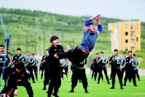 走进《警察特训营》里的德州女特警刘洪娟:苦练不言弃英武霸王花