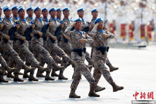 10月1日上午，庆祝中华人民共和国成立70周年大会在北京天安门广场隆重举行。图为受阅的维和部队方队。中新社记者 富田 摄