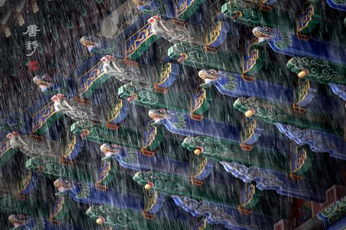  《风雨千年》。2015年8月，拍摄于云南楚雄彝人古镇。苏唐诗 摄