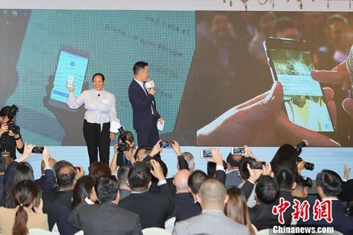 2018年6月25日，全球首个基于区块链的电子钱包跨境汇款服务在香港上线。中新社记者 谢光磊 摄