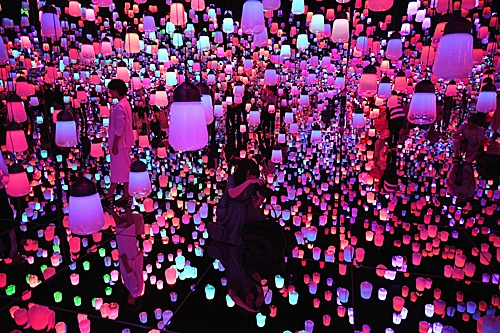 资料图：在日本东京，人们在“无边界”数字艺术博物馆参观体验。（新华社）