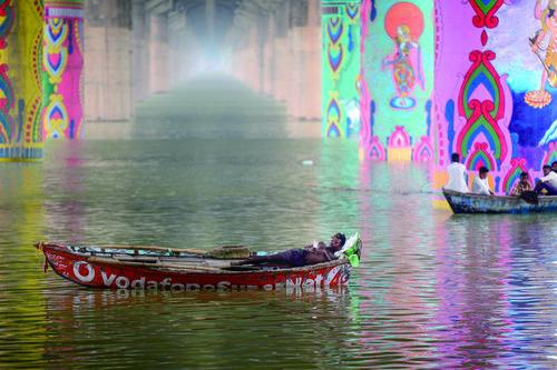 ▲当地时间2019年8月22日，印度阿拉哈巴德，民众在洪水泛滥的恒河上悠然坐船前行。 |视觉中国
