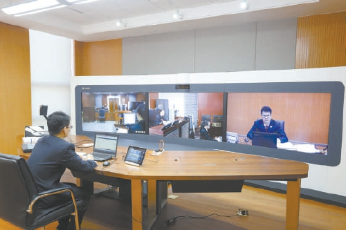 检察官袁灿华使用远程庭审系统出庭支持公诉高某案。