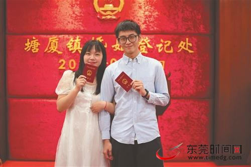 ■麦炜源和丈夫小李 受访者供图