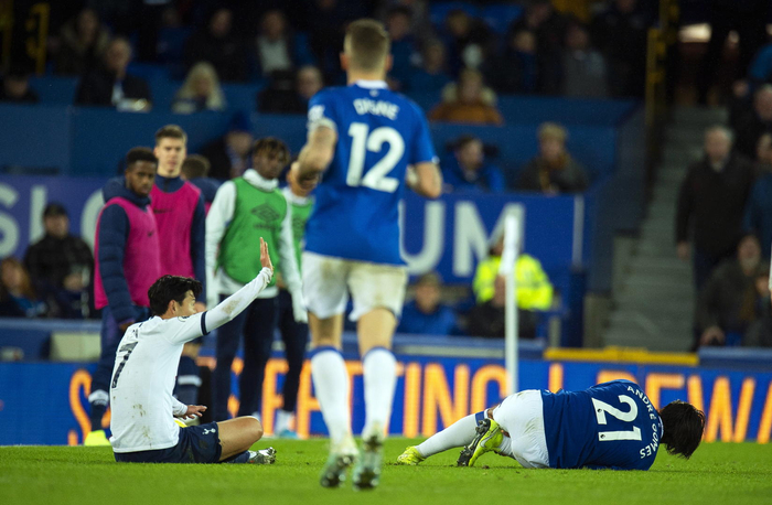  ↑埃弗顿vs热刺，比赛中孙兴慜放铲，致戈麦斯脚踝严重变形（图据东方IC）