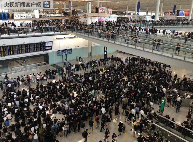△大量黑衣人非法聚集瘫痪机场运行