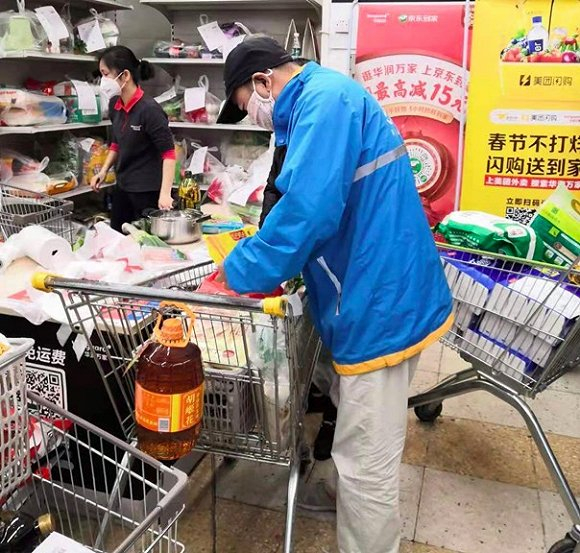  正在店内仓核对订单的配送员。