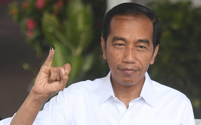 佐科16日在雅加达参与投票。图/路透社