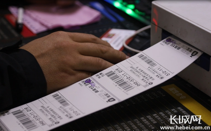 来自全国各地的轴承订单不断。何连斌 供图