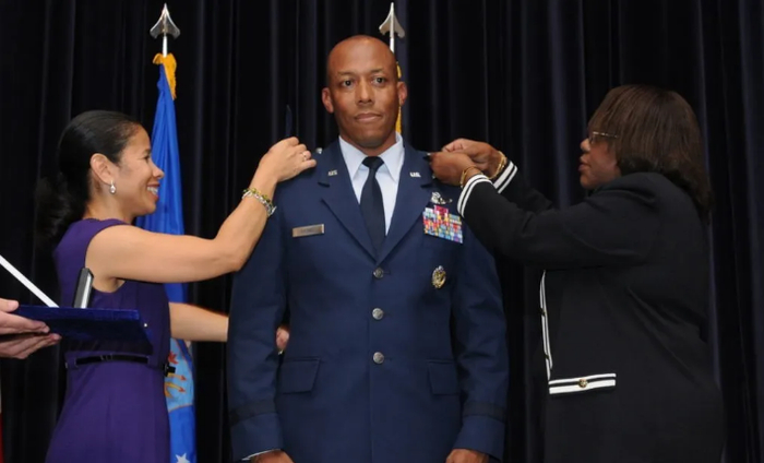 　·2009年9月18日，布朗上校晋升准将，他的妻子（左）和母亲（右）为他佩戴第一颗星。