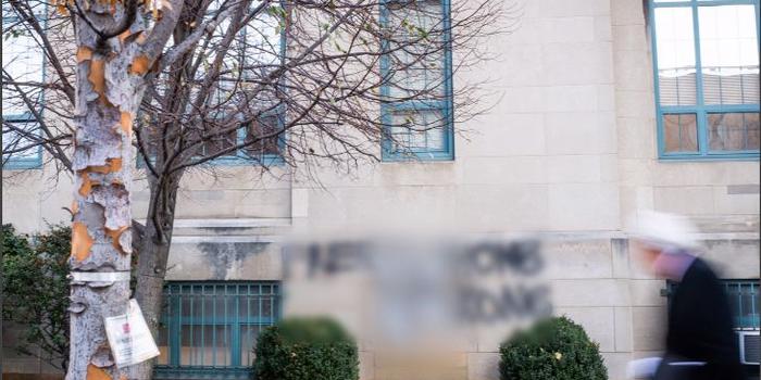 有人把乱港口号喷在美国波士顿大学墙上 学校