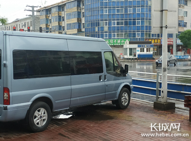 沧州市泊头市红旗路与胜利路交口东北角违规车。网友供图