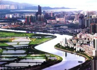 （这是深圳与香港的分界线，建满房屋的一方是深圳。）