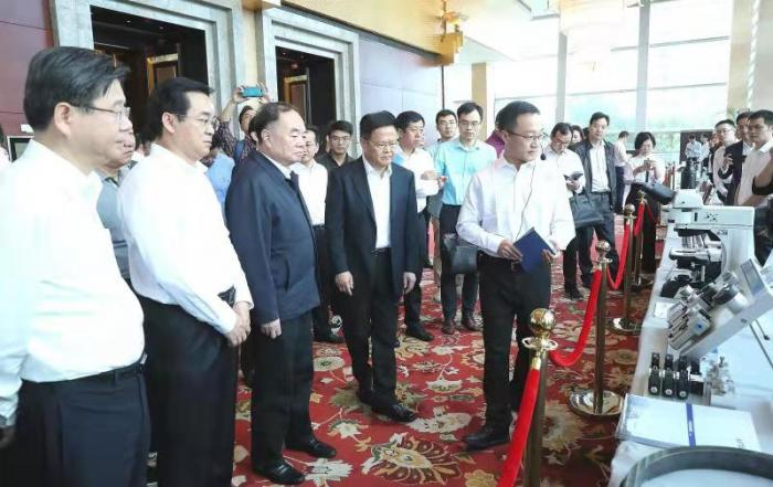 图：周济与浙江省委副书记、宁波市委书记郑栅洁，浙江省人民政府副省长高兴夫等人参观宁波工业强基和创新产品展示