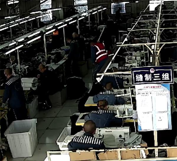 2017年11月4日下午，王磊遭同监区罪犯王某光用白色PVC管殴打监控画面。澎湃新闻记者 卫佳铭 图