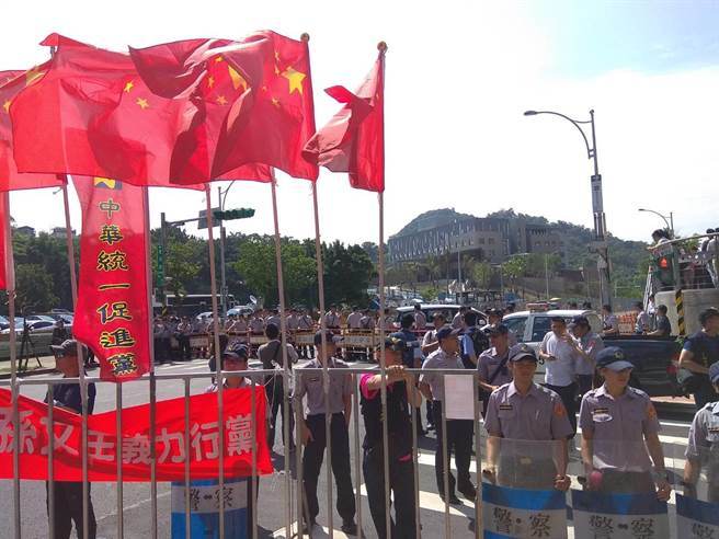  民众挥舞五星红旗抗议。（图片来源：台媒）