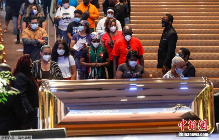 当地时间6月8日，在美国得克萨斯州休斯敦市，人们在教堂内瞻仰弗洛伊德遗体。