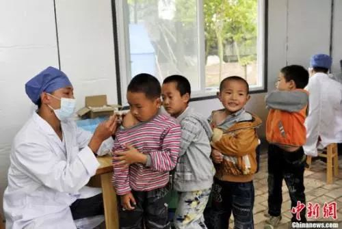  资料图：儿童正在接种疫苗。中新社发 安源 摄