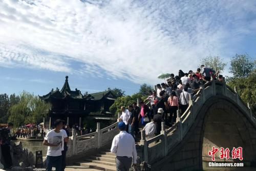 10月1日是国庆节，江苏扬州秋高气爽，万里晴空，瘦西湖的美景醉游人。崔佳明 摄