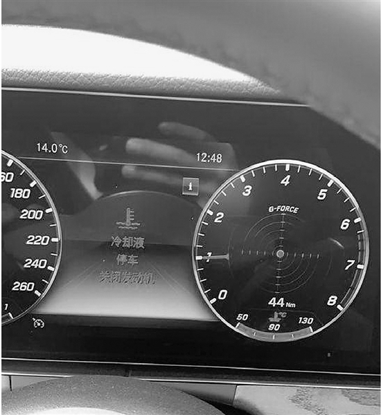  仪表盘跳出中文字：冷却液、停车、 关闭发动机。图片来自汽车论坛