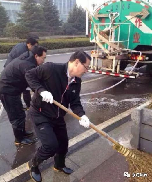 易炼红被曝清晨扫马路