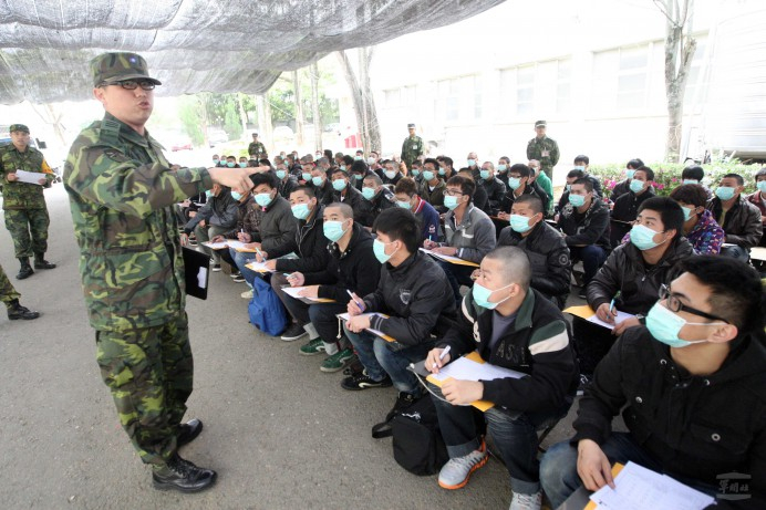 台军第一批只需训练4个月的役男进入军营一副弱不经风的样子 图片来自台军媒体