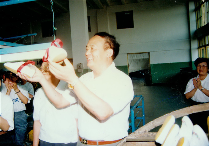 　1986年，双星总部结束了生产鞋的70年的历史，这是最后一双胶鞋走下流水线