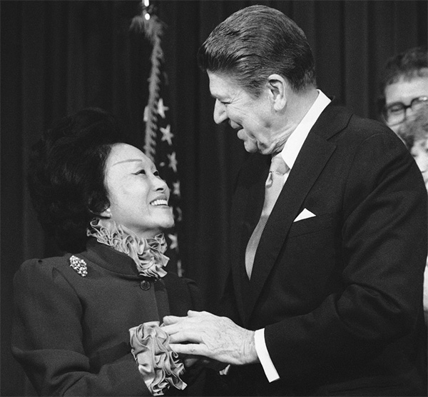 1984年，陈香梅与时任美国总统里根在白宫会面。