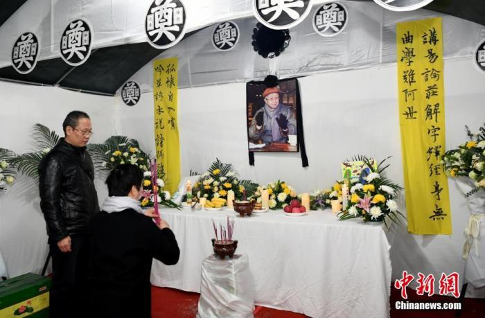 &nbsp;11月24日，为了能让更多亲朋好友及读者和各界人士表达对流沙河先生的惜别之情，流沙河家人在其生前居住的小区设置了吊唁处，供民众悼念。图为悼念现场。 中新社记者 安源 摄