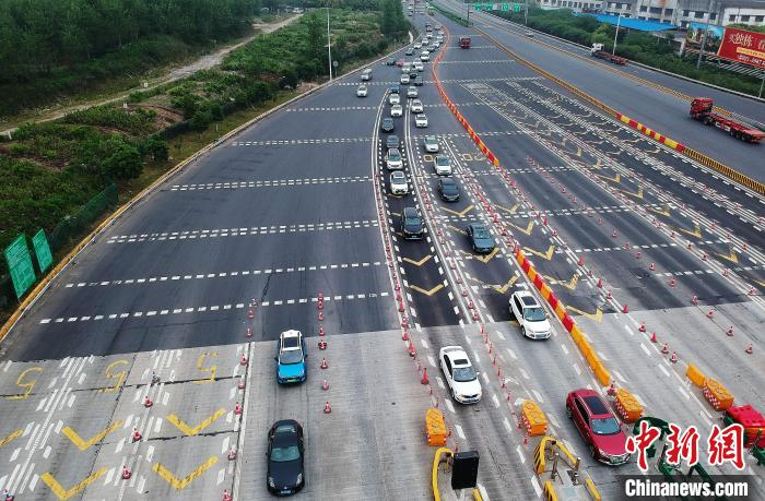 航拍车辆有序在G1503上海绕城高速高东收费站，按车道进行通行。　殷立勤 摄