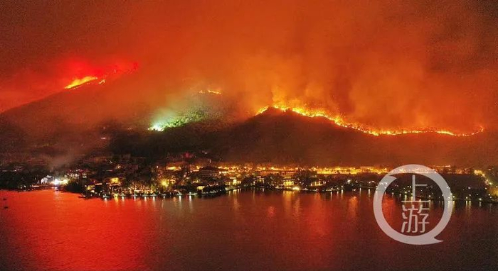 ▲3月31日晚，西昌泸山火势猛烈。图片来源/四川日报