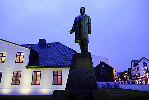 　位于雷克雅未克市中心的冰岛总理府，没有卫兵，也没有围墙。（新华社）