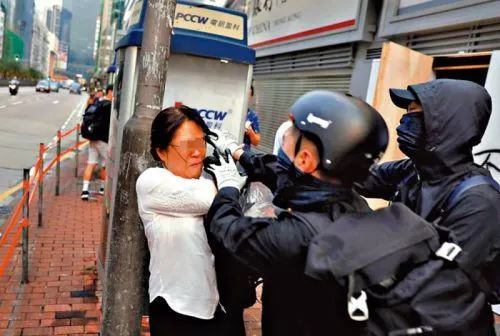 之后遭多名暴徒围殴 图自大公报