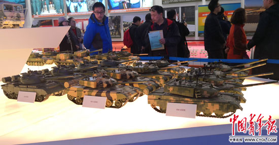 　　“伟大的变革——庆祝改革开放40周年大型展览”国防和军队建设专题展区展出的陆军主战装备模型。中国青年报·中青在线记者 王裴楠/摄
