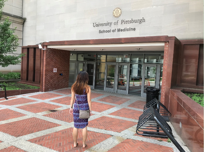洛蕊站在匹兹堡医学院门前