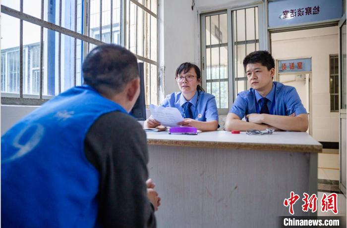 检察官对未成年人进行帮扶。浙检 供图