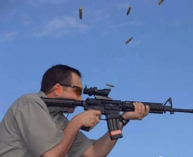 轻武器基本常识:弹壳是怎样抛出去的?|突击步枪|重机枪_新浪军事_新浪新闻